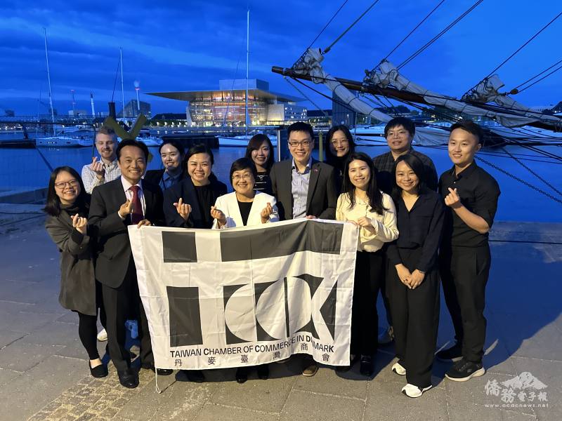 徐佳青(第1排中)、鄭榮俊(第1排左2)與丹麥臺灣商會會長宋和臻(第1排左3)及幹部手持商會會旗合影