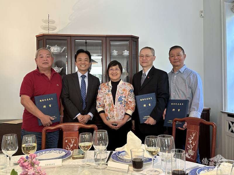 徐佳青(中)、鄭榮俊(左2)與僑務促進委員接江浩鈞(右2)、馬鎮細(右1)及姚震宇(左1)合影