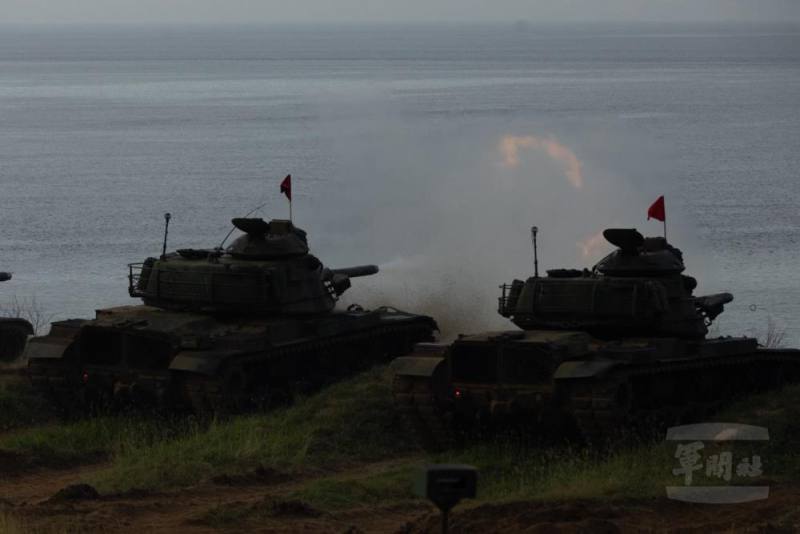 澎防部戰車營戰車砲規正實彈射擊。（青年日報提供）