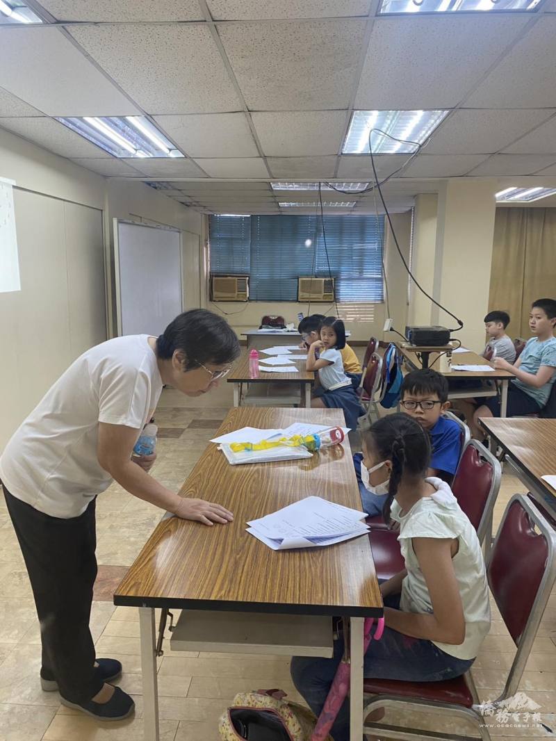 老師施子莉帶領學生進行閩南語（臺語）會話練習