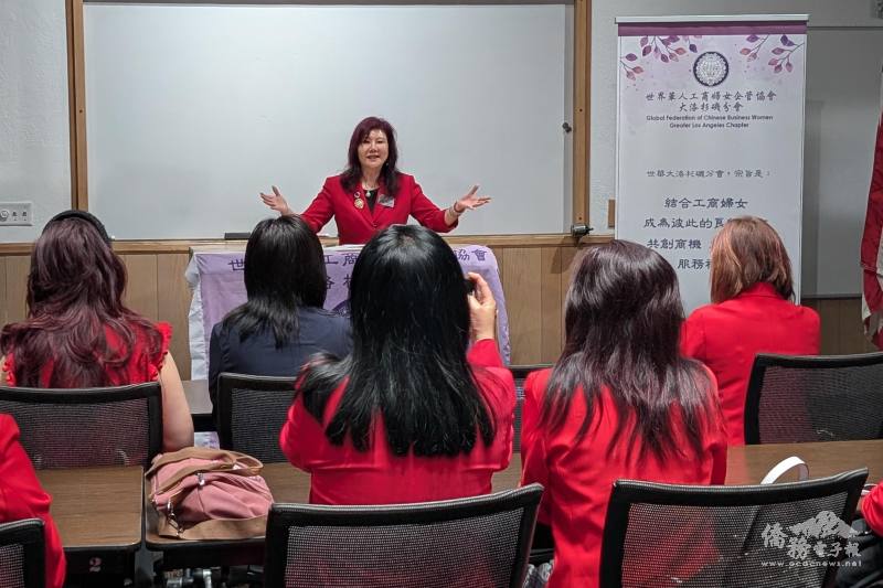 劉煥君在消防局會議室進行簡報