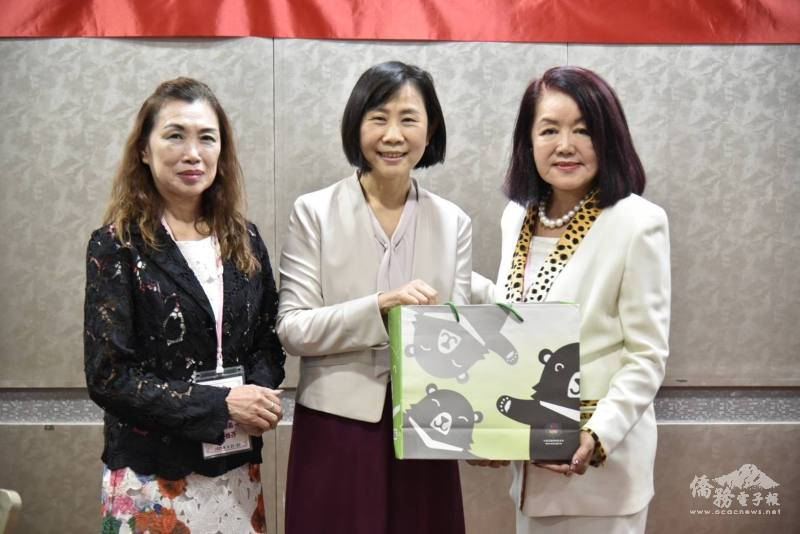 榮幼娥代表僑委會致贈紀念品予曾鳳蘭