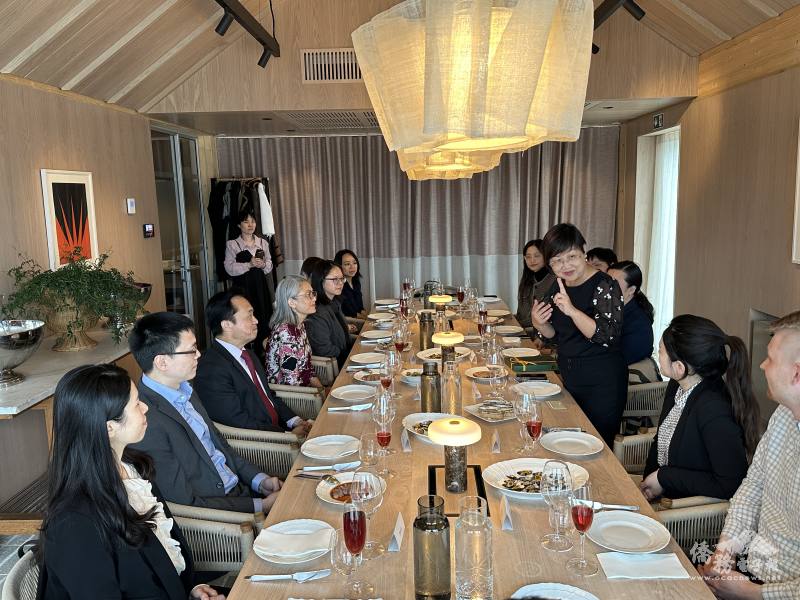 徐佳青(右立)對丹麥臺灣商會成員的理想與熱情表達肯定