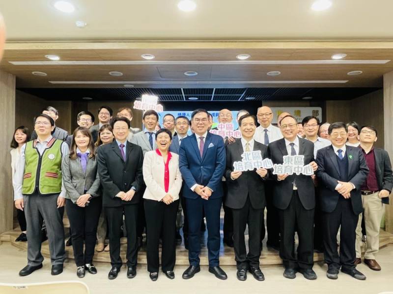 環境部彭啓明部長偕施文真次長與原住民族委員會高文斌副處長（左1）、勞動部沈文麗組長（左2）、衛生福利部林名男副執行長（右1）及四區聯盟成員合照留影