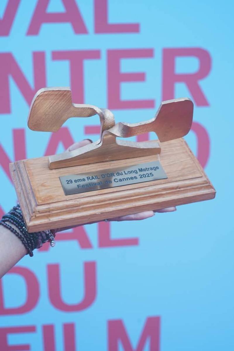 「左撇子女孩」以充滿台灣氣味的生活感，抓住法國評審與觀眾的心，21日、22日接連在坎城影展的官方競賽與會外賽得獎。圖為會外賽「金鐵道獎」，持獎人為該片導演鄒時擎。（左撇子女孩提供）