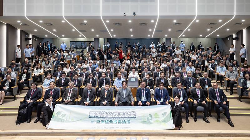 總統和出席人員合影