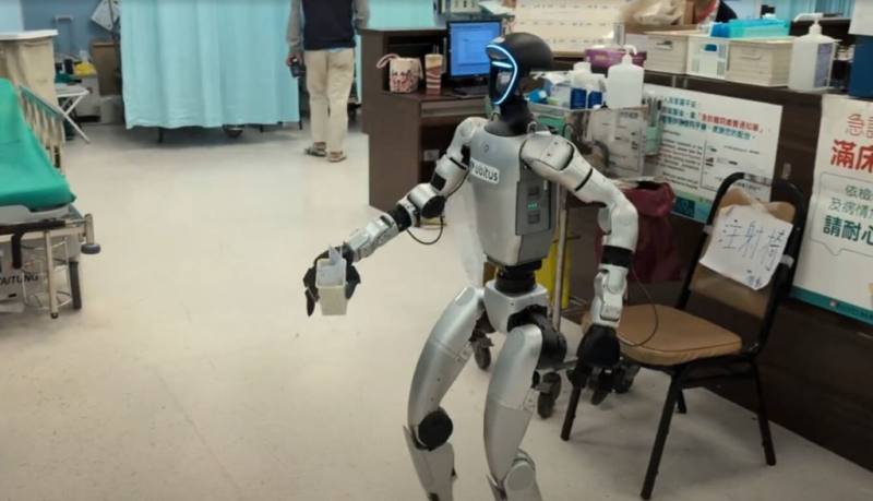 馬偕紀念醫院應邀出席NVIDIA GTC Taipei 2025，分享AI機器人臨床運用經驗，透過NVIDIA技術打造的智慧型機器人協助傳送檢體等，減輕人員工作壓力與負擔。（馬偕紀念醫院提供）