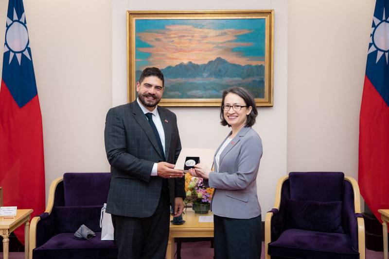 蕭美琴副總統22日上午接見「法國前公職部長暨國民議會友台小組議員卡巴揚（Guillaume Kasbarian）訪團」