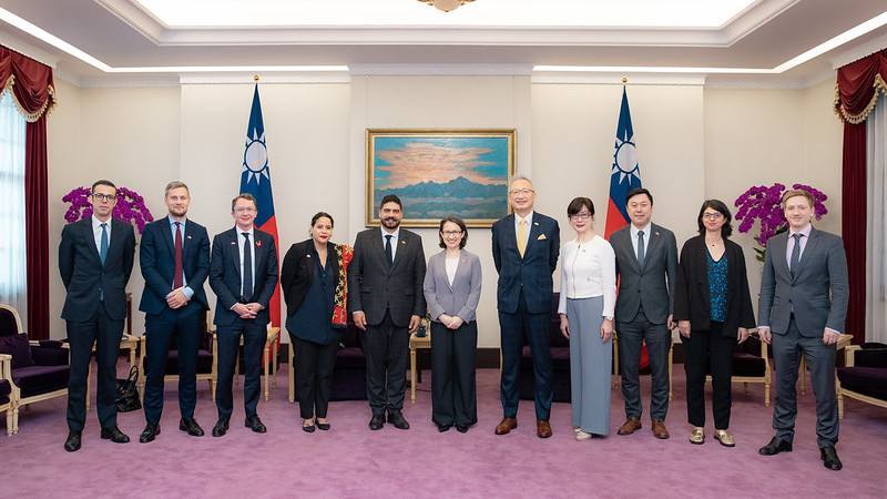 副總統與「法國前公職部長暨國民議會友台小組議員卡巴揚訪團」合影