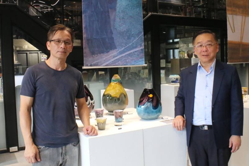 國立歷史博物館長洪世佑(右)、紅琉璃創辦人王獻德與聯名新作《太魯閣之美》琉璃藝術器物合影