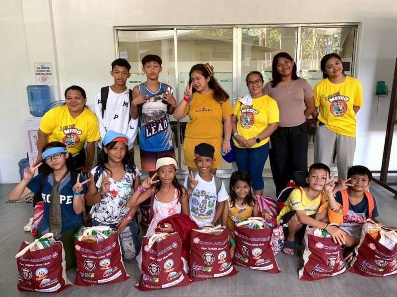 非營利組織「大都會國際兒童事工」22日為菲律賓貧童捐贈日常物資，分裝在台商企業捐贈的聯名袋中。（大都會國際兒童事工提供）