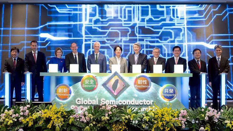 總統與現場貴賓一同進行啟動儀式