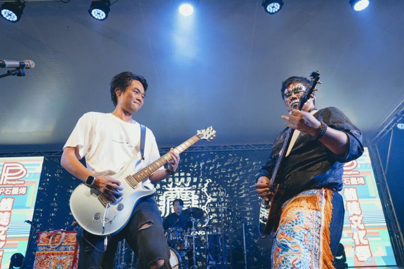 音樂人柯大堡（左）發起第一屆「信徒文化季」，21日在白沙屯天德宮登場，以音樂為媒介，打造一場屬於台灣獨特的酬神音樂節。（三川娛樂提供）