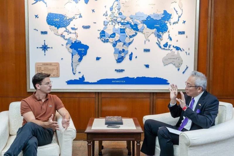 外交部政務次長吳志中（右）於5月接受法國重要日報「電訊報」（Le Télégramme）記者Pierre Coudurier（左）專訪，該報於5月21日刊出專訪內容。（外交部提供）