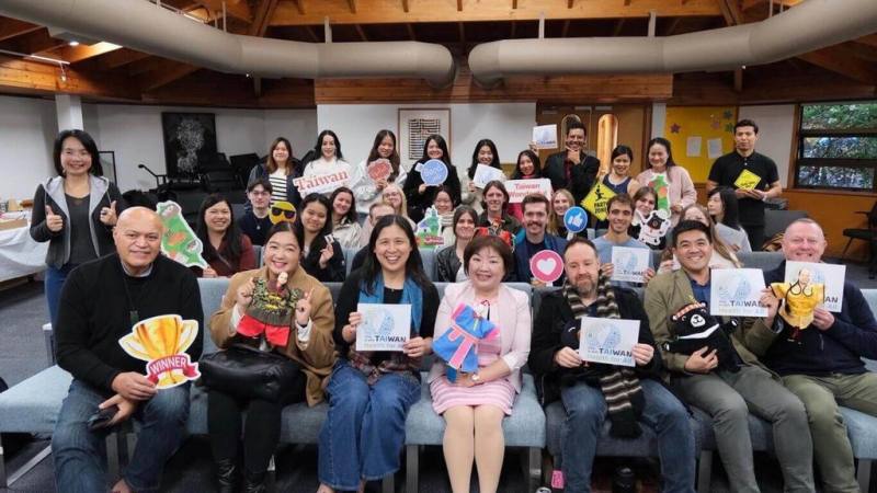 「奧克蘭留台校友會」活動有多名紐國青年出席，分享他們台灣民主和文化成就的見證；駐奧克蘭辦事處處長陳詠韶（前排中間）在現場致詞時，亦提台灣近年參與國際社會的成果。（駐奧克蘭辦事處提供）