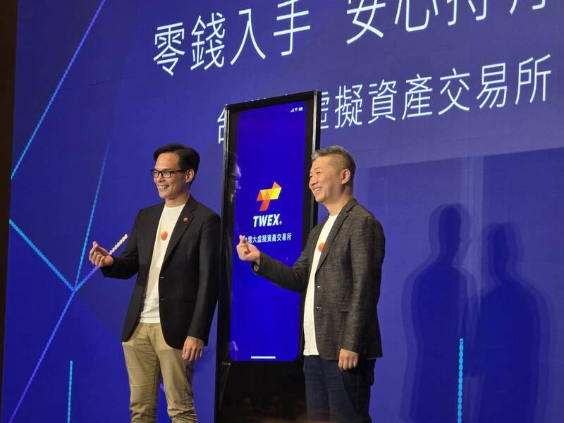 台灣大虛擬資產交易所（TWEX）22日上線，台灣大哥大總經理林之晨（左）表示，台灣虛擬資產投資民眾只占總人口5%，市場潛力大；右為富昇數位總經理韓昆舉