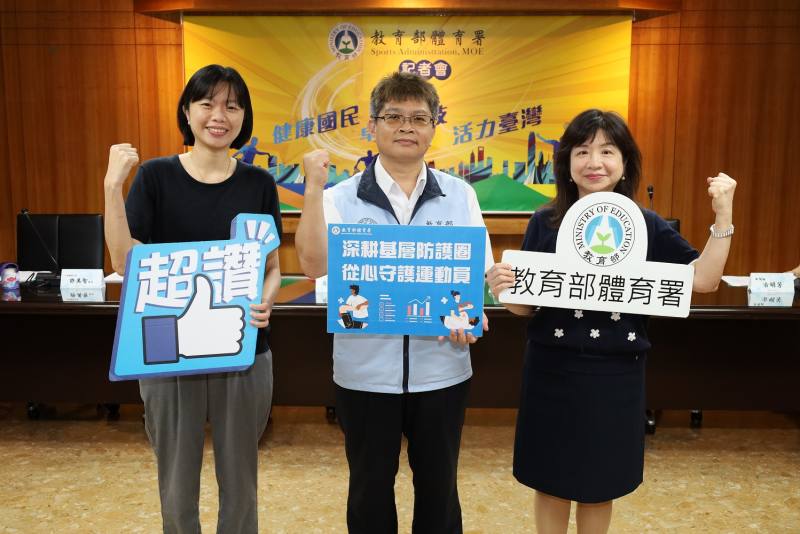 深耕校園基層防護圈十年有成，113學年度有180間學校參加計畫，建立完整的體育人才照護機制，使運動防護觀念深植於基層學生運動員群體。(左起國立臺灣大學林冠吟助理教授、體育署房瑞文副署長、高雄醫學大學許美智教授)