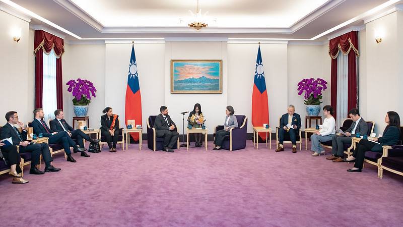 副總統接見「法國前公職部長暨國民議會友台小組議員卡巴揚訪團」，並相互交流