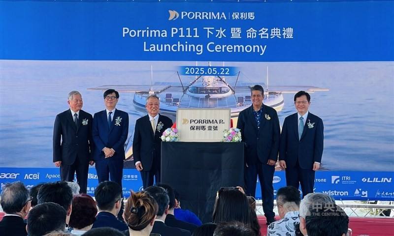 From right to left: Foreign Minister Lin Chia-lung, Palauan President Surangel Whipps Jr., Porrima founder Stan Shih, Kaohsiung Mayor Chen Chi-mai and Senior Advisor to the President Shen Jong-chin attend the launching ceremony of Taiwan's zero-emission v