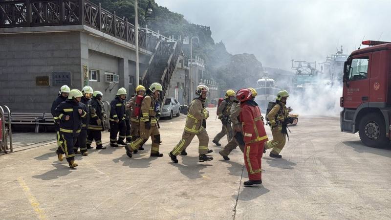 連江縣政府22日舉辦「114年度南竿機場場外空難災害防救演練」，下午展開實兵演練環節，模擬飛機失事後的各式災害狀況，消防隊員整裝動員。（連江縣政府消防局提供）