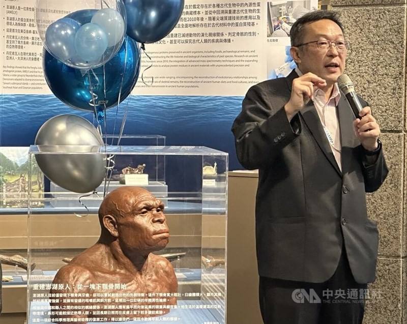 A Denisovan model is displayed at the "Denisovans Arrived in Taiwan!" exhibition. On the right is curator Chang Chun-hsiang. CNA photo May 22, 2025