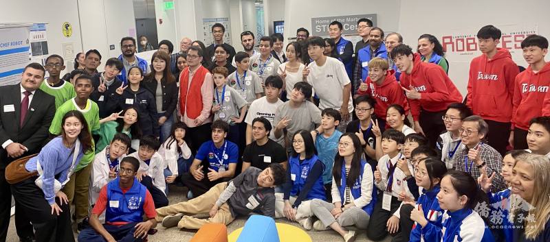 僑務委員盧蔓菁到醫療機器人比賽場地為臺灣選手加油。