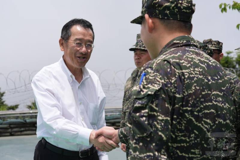 顧部長與官兵握手、寒暄
