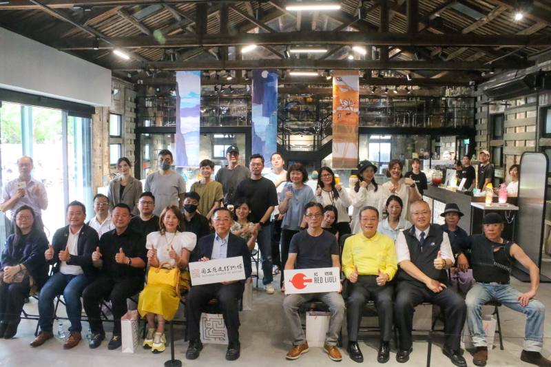 國立歷史博物館與臺灣玻璃工藝品牌「紅琉璃 」合作，聯名推出「天地大美、七十從心」藝術琉璃新品，在鶯歌的紅琉璃工作坊舉辦發表會