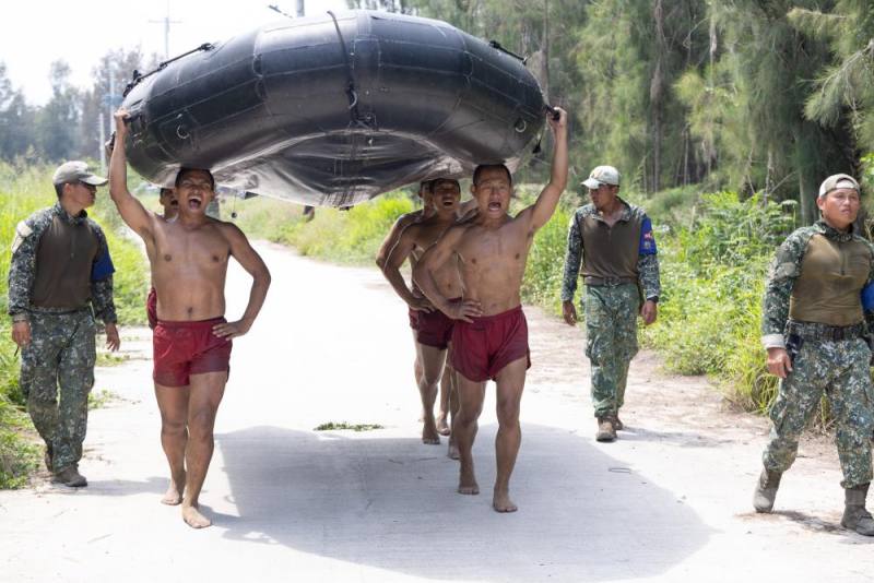 儲備訓練班161期學員頂艇進入隊部