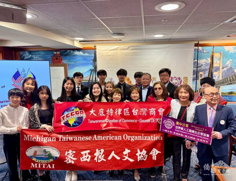 底特律臺灣商會副會長李昌鋼、世華美中分會黃麗音會長、密西根人文協會楊逸鴻會長，密西根舞獅隊等人出席支持「AANHPI州議會日」(照片提供：謝雅玲)