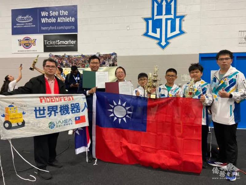 駐芝加哥辦事處副領事林家銘頒發總統賴清德及副總統蕭美琴的賀電