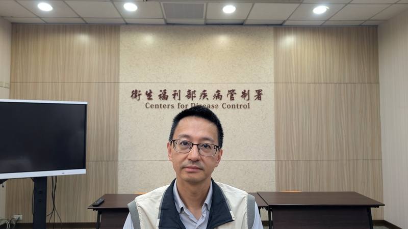疾管署發言人羅一鈞（圖）表示，此波COVID-19疫情又急又猛，有倍增趨勢，預計6月中下旬達疫情高峰時就診人次上看10萬