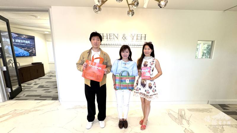 橙縣文教中心主任蕭蓓如（中）為廖郁雯博士（右）及黃雋翔準備介紹臺灣的文宣及桌遊