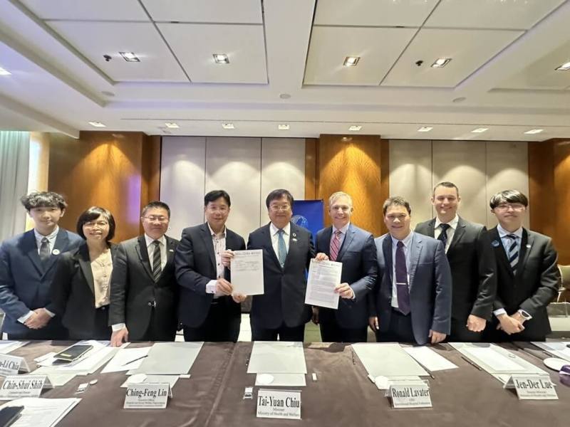 世界衛生大會（WHA）19日至27日在日內瓦舉行，台灣連續第9年未獲邀，不過衛福部長邱泰源（中）於當地時間20日下午與國際醫院聯盟（IHF）代表舉行重要對談並簽署MOU。（衛福部提供）