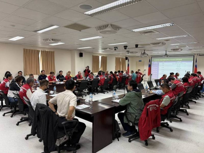 連江縣政府22日舉辦「114年度南竿機場場外空難災害防救演練」，包含跨部門聯合兵推演練（圖）與實兵操作。（連江縣政府消防局提供）