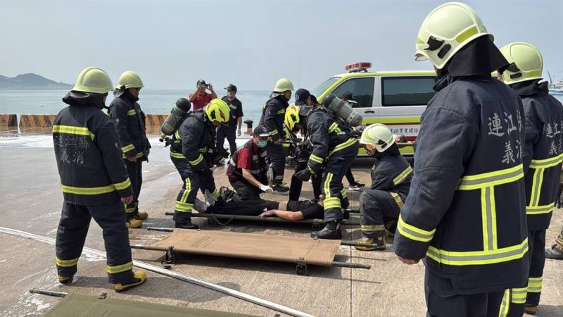 連江縣政府22日舉辦「114年度南竿機場場外空難災害防救演練」，實兵演練情境為模擬一架從台北飛往南竿客機在強颱來襲前夕失控墜毀。（連江縣政府消防局提供）