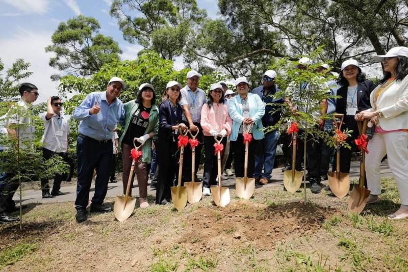台數科表示，帛琉共和國總統惠恕仁（前排左1）日前率團參訪全台首座5G智慧球場霧峰高爾夫球場，在台數科集團董事長廖紫岑（前排左2）的接待下，體驗台灣綠色休閒產業的創新應用。圖為惠恕仁一行人親自在球場種下光蠟樹。（台數科提供）