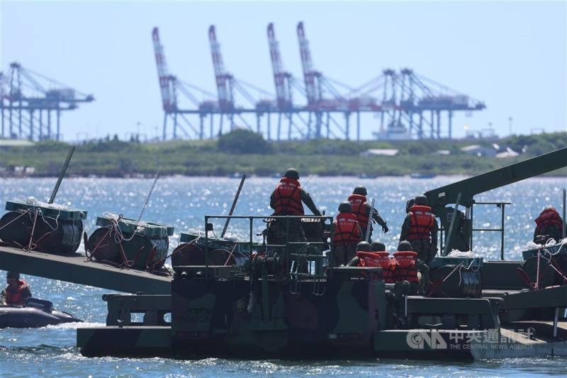 漢光40號實兵演習在淡水河演練河道阻絕設置。（中央社檔案照片）