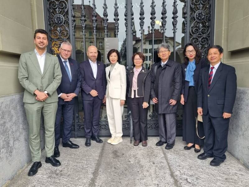本年世界衛生大會（WHA）立法委員視導團成員王育敏委員、王正旭委員及劉書彬委員在伯恩拜會瑞士國會友台小組。（駐瑞士代表處提供）