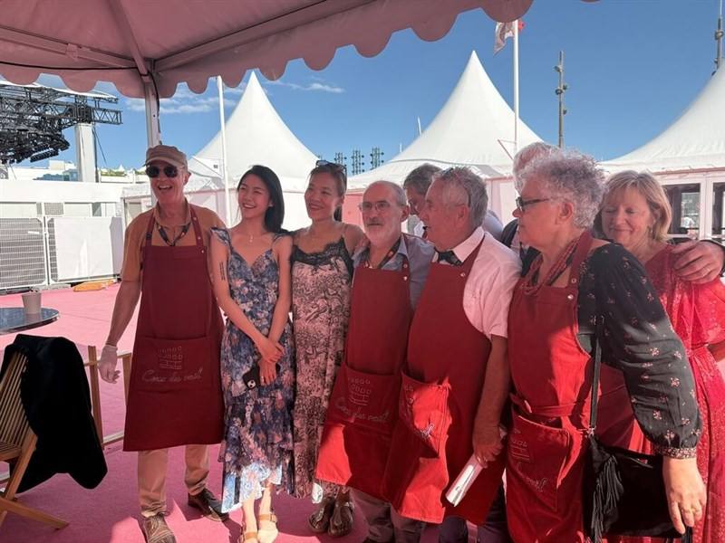 Left-Handed Girl director Tsou Shih-ching (third right) joins her actress Megan Ma (second right) on Thursday to receive the Prix du Rail d'Or, an audience award presented during the Cannes Film Festival. Photo courtesy of Left-Handed Girl productions