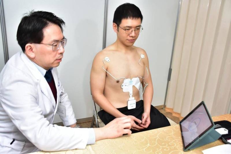台北市立聯合醫院在2025雙北世界壯年運動會博覽會中設有智慧健康體驗園區，有選手體驗AI心電圖檢測後發現多項風險指標，就醫發現冠狀動脈嚴重狹窄，當天立即安排手術安裝支架。圖為AI心電圖檢測示意圖。（台北市立聯合醫院提供）