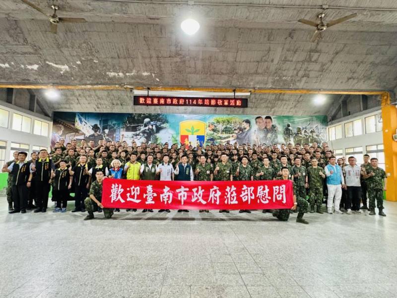 臺南市政府敬軍團與官兵一同合影。（臺南市軍人服務站提供）