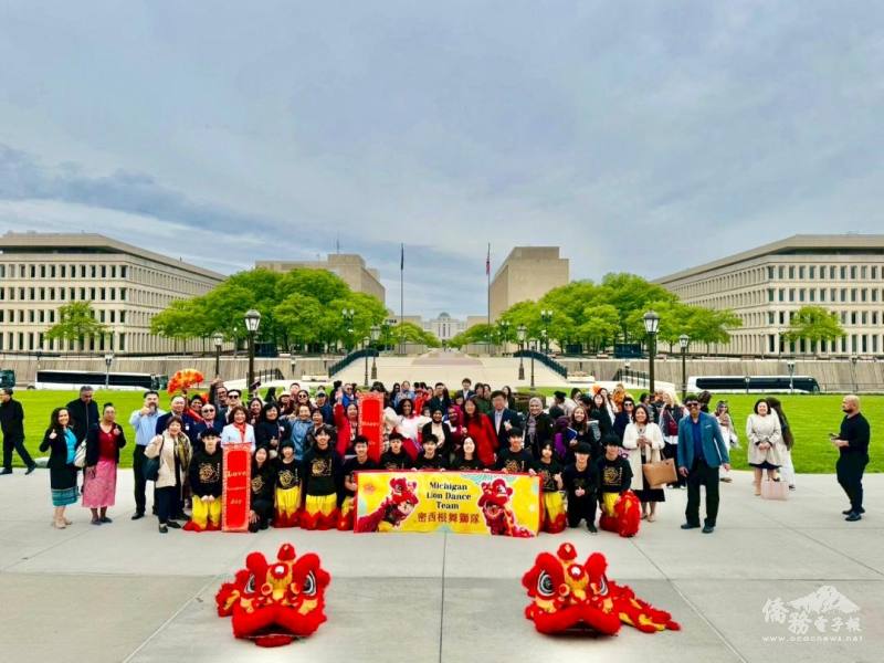 舞獅隊在州議會大樓戶外表演，為「AANHPI Capitol Day」開幕(照片提供：謝雅玲)