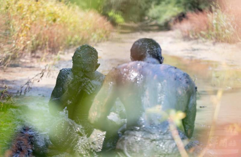 學員結合周遭環境進行偽裝