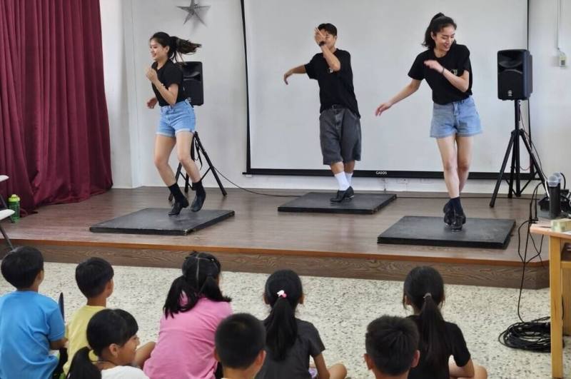 舞工廠踢踏舞團22日到訪澎湖風櫃國小校園，為小朋友們送上精彩踢踏舞表演，讓海島學子們有機會實地感受踢踏舞藝術。（澎湖風櫃國小提供）