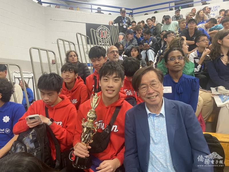 機器人專家蔡啟庚博士(前排右1)為臺灣選手打氣，並恭喜得獎學生