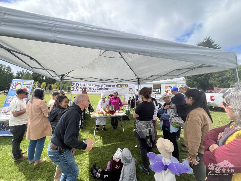 現場賓客聞香而至