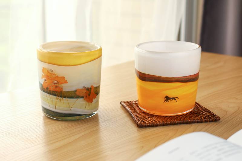 史博館典藏常玉作品《荷花》與《馬》中靈動奔放的筆觸及色彩，經由紅琉璃運用高溫熱塑技術將常玉的色彩美感封存在琉璃杯中