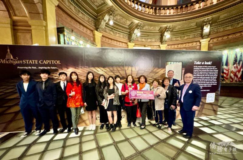 學生參觀州議會大樓及議廳旁聽席(照片提供：謝雅玲)