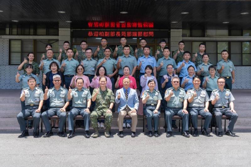 柏副部長與花蓮後備指揮部同仁合影